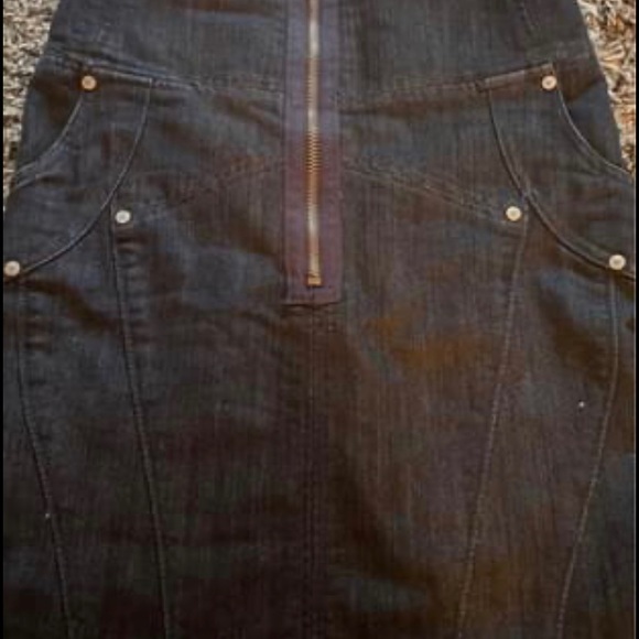 Woman's Dark denim skirt. Le Chateau size 1/2 - Picture 2 of 2
